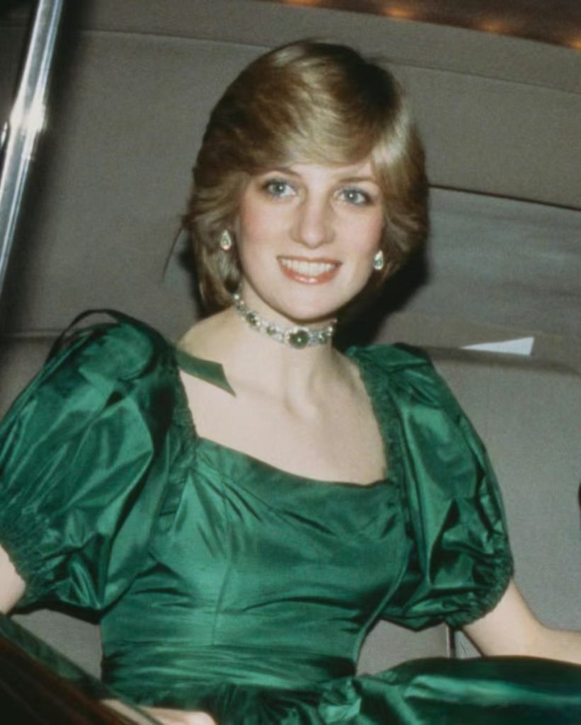 Diana attends a gala in the emerald choker.