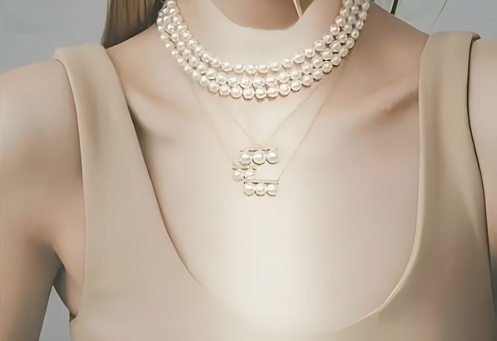 Layered necklaces matte round necks sweater fashion for winter.